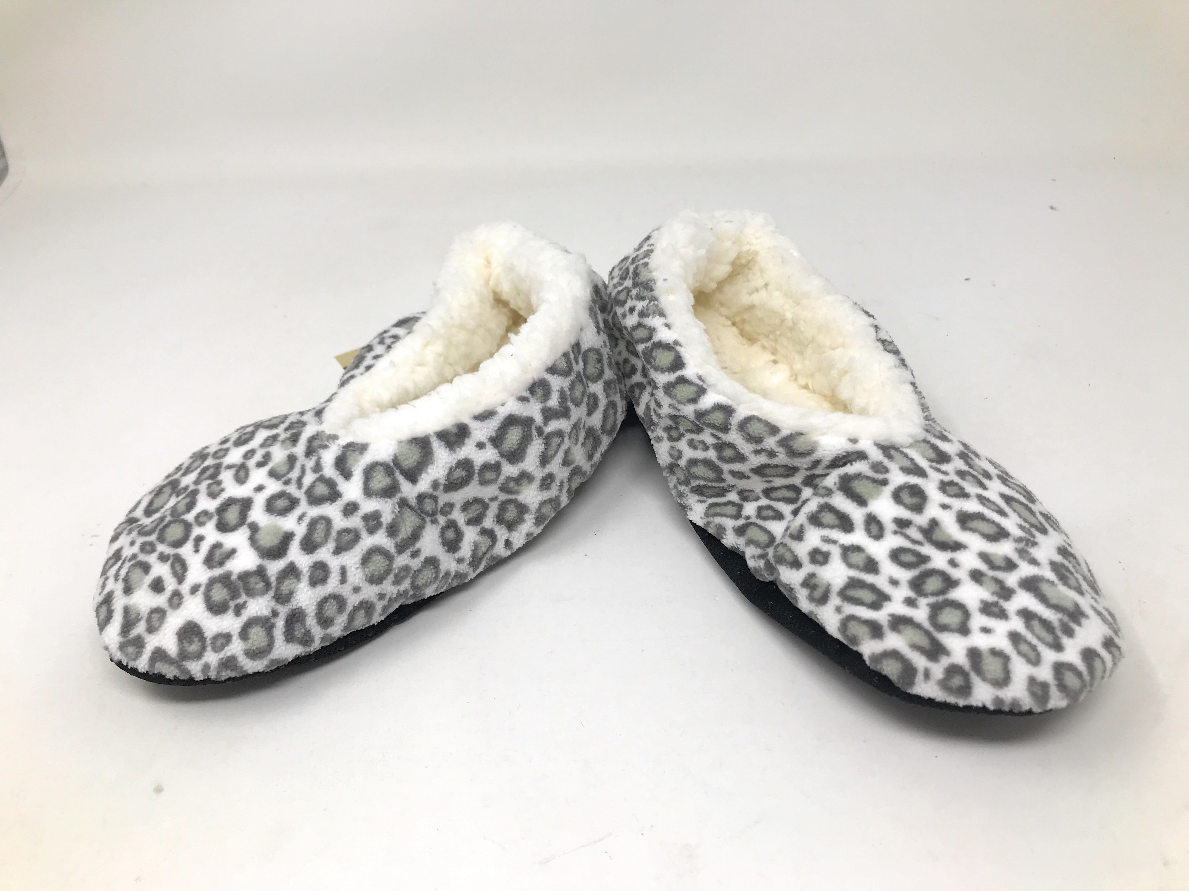 Women's Plush Fleece Lined Cozy Sherpa Gripper Slippers in Cheetah Animal Print: White with Gray